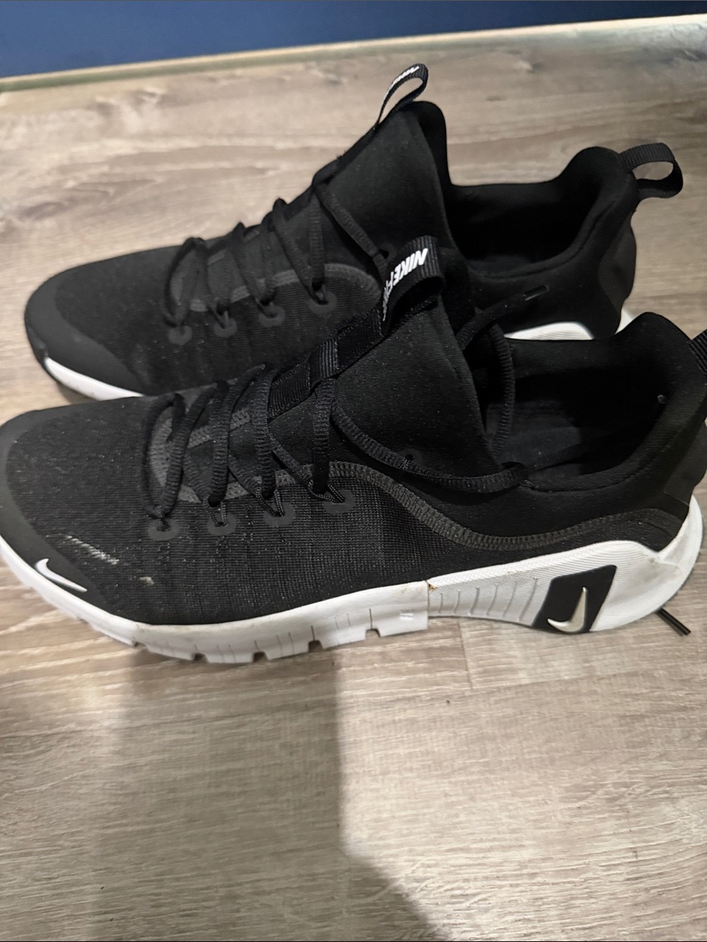 Nike Men’s Black and White Lightweight Training Sneakers